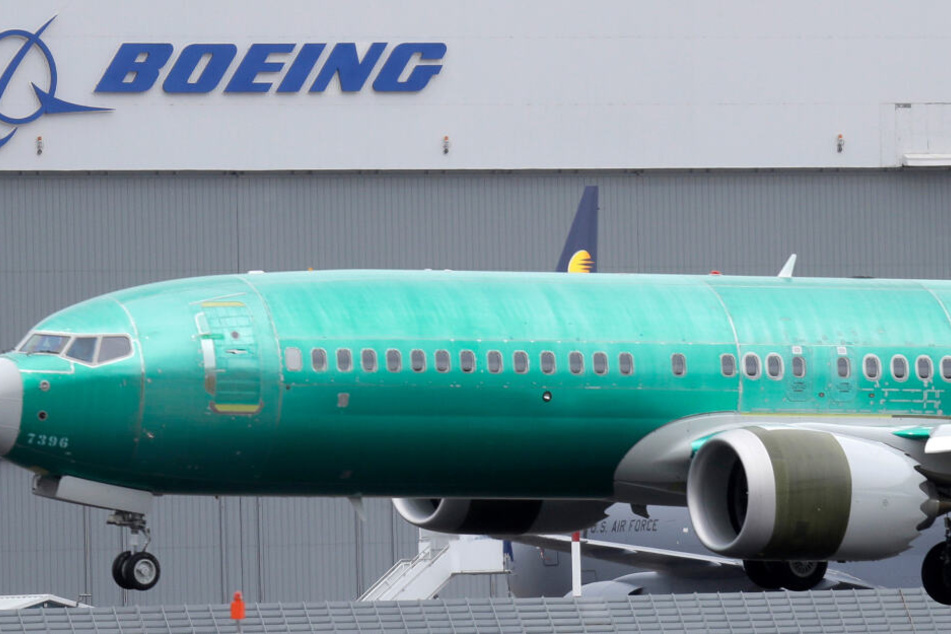Eine Boeing 737 MAX 8 landet nach einem Testflug auf dem Boeing Field.