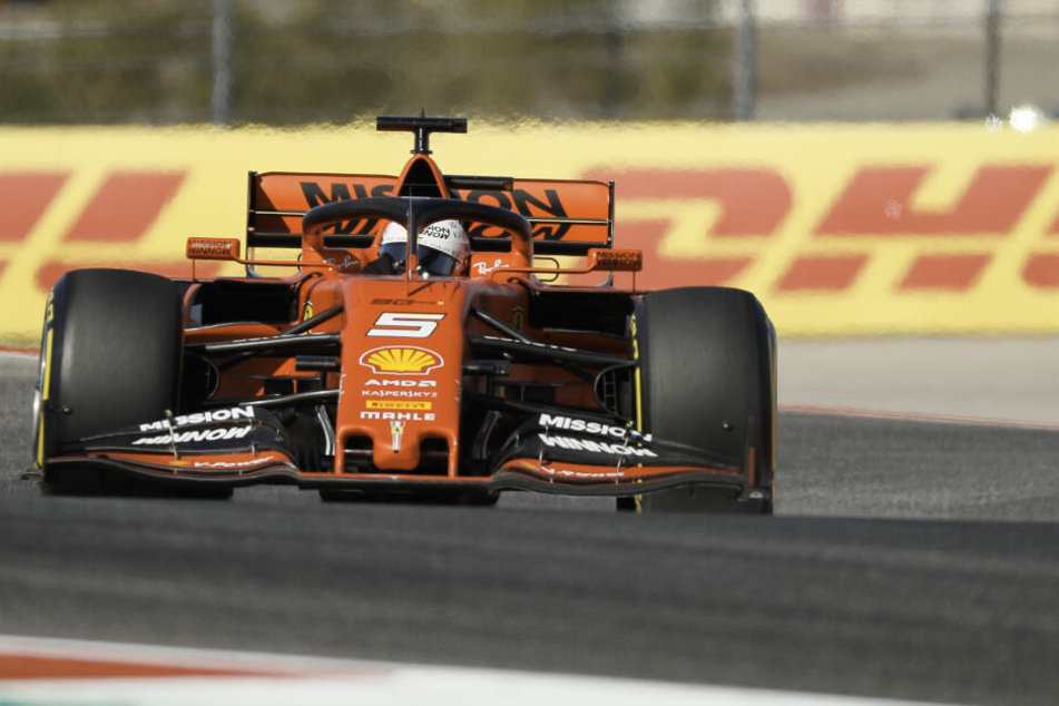 Sebastian Vettel aus Deutschland vom Team Scuderia Ferrari steuert sein Auto während einer Trainingseinheit auf der Rennstrecke in Austin.