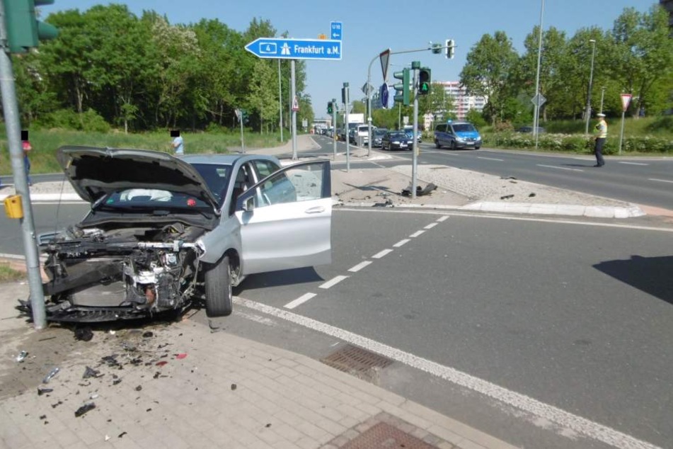 Auch das zweite Unfallauto knallte gegen einen Ampelmast.