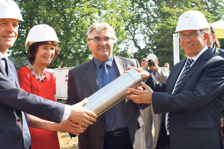 Sachsens Finanzminister Dr. Matthias Haß (v.l.), Wissenschaftsministerin Dr. Eva-Maria Stange, Peter Voit und Rektor Prof. Dr. Klaus-Dieter Barbknecht bei der Grundsteinlegung.