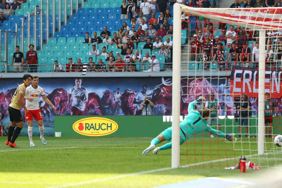 Ecke Marcel Sabitzer, Kopfballverlängerung Yussuf Poulsen, Schuss und Tor Timo Werner (2.v.l.). Makoto Hasebe konnte ihn nicht mehr stören, Keeper Kevin Trapp den Treffer nicht verhindern.