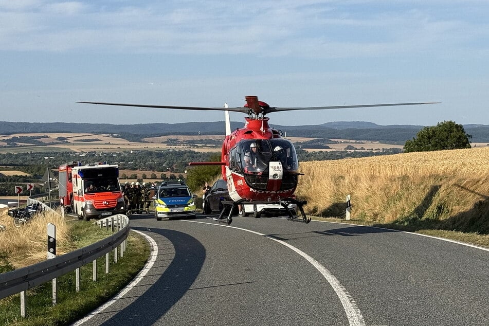 Bei einem Unfall auf der B4 ist am Freitagnachmittag ein Motorradfahrer schwer verletzt worden und musste mit einem Rettungshubschrauber in ein Krankenhaus geflogen werden.