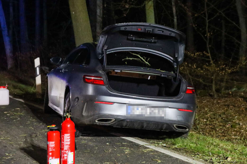 Ein Auto ist im Landkreis Barnim von de Straße abgekommen und gegen einen Baum gekracht.