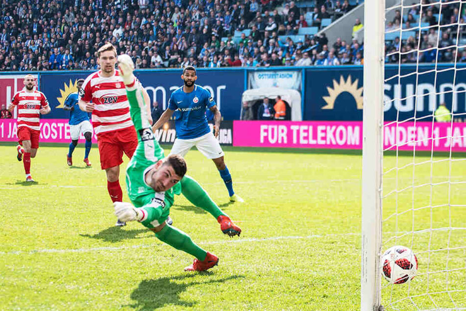 FSV-Keeper Johannes Brinkies macht sich lang - und hat Glück: Der Schuss von Marcel Hilßner geht an den Pfosten.
