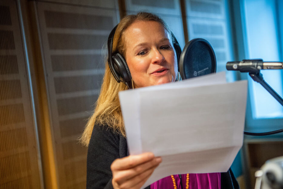 Regina Wallner, Sprecherin, spricht im Tonstudio des BR einen Text ins Mikrofon.