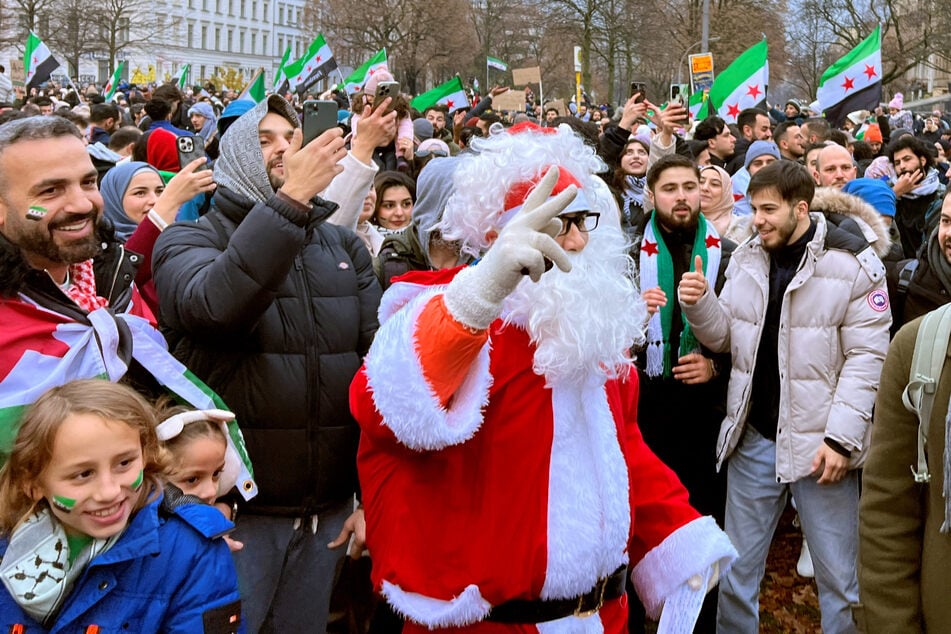 Berlin: Auch der Weihnachtsmann macht mit: Tausende feiern in Berlin Assad-Sturz