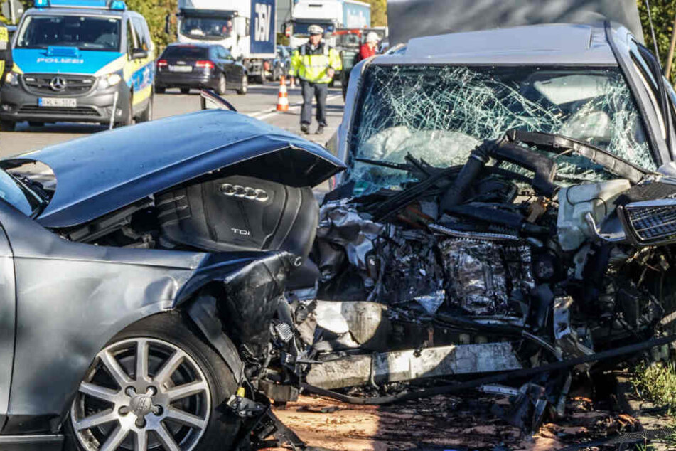 Der Mercedes krachte frontal in den Audi.