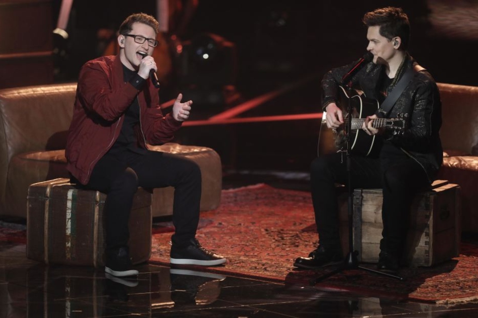 Der Kandidat Samuel Rösch (l) steht mit dem Sänger Michael Patrick Kelly im Finale der Castingshow "Voice of Germany" auf der Bühne.