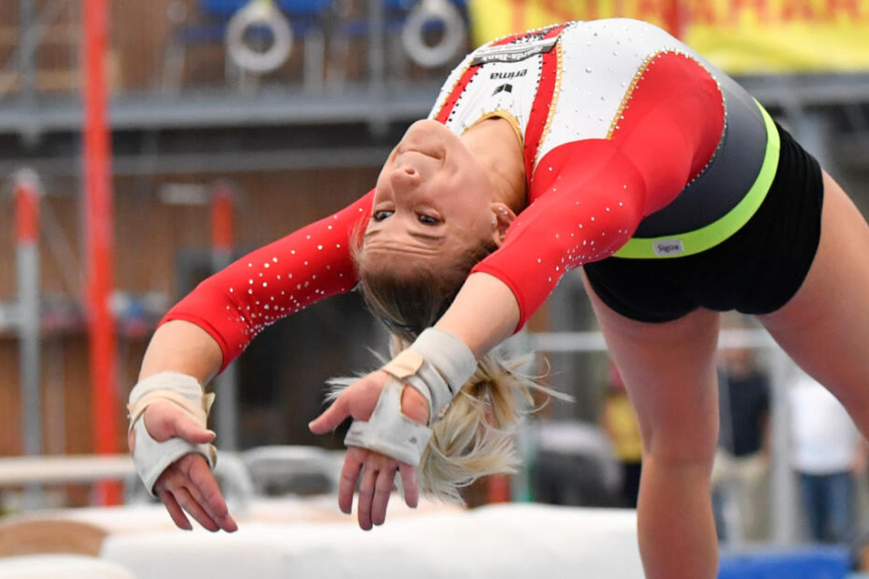 Elisabeth Seitz zeigt einen Sprung.