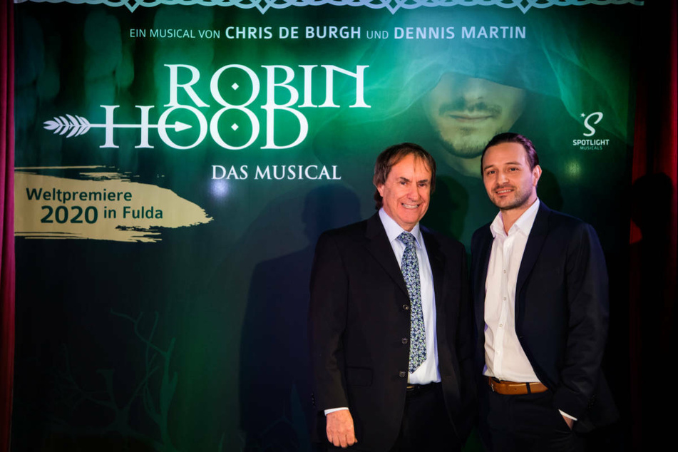 Chris de Burgh (73, l.) und Komponist Dennis Martin (47) stehen vor dem Logo des Robin-Hood-Musicals. Wegen der Corona-Pandemie musste die Premiere mehrfach verschoben werden.