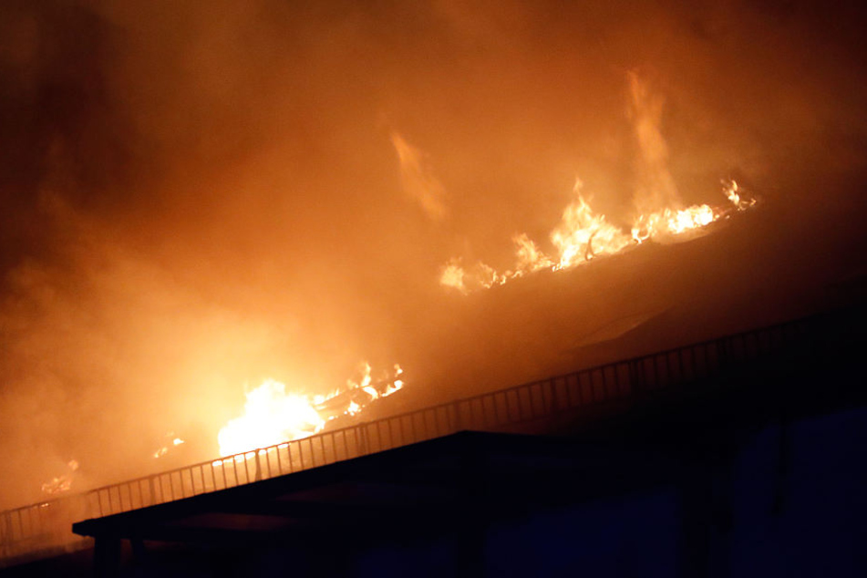 Als die Feuerwehr am Brandort eintraf, stand der Dachstuhl bereits lichterloh in Flammen.