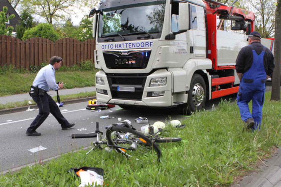 Der Lkw schob die 17-Jährige noch mehrere Meter vor sich her.