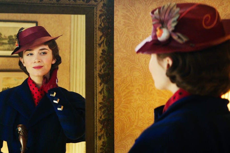 Mary Poppins (Emily Blunt) schwebt erneut aus den Wolken herab, um der Familie Banks unter die Arme zu greifen.