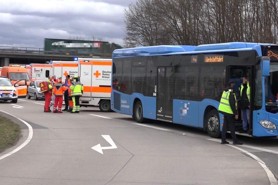 Im Bus saßen zum Unfallzeitpunkt 25 Passagiere.