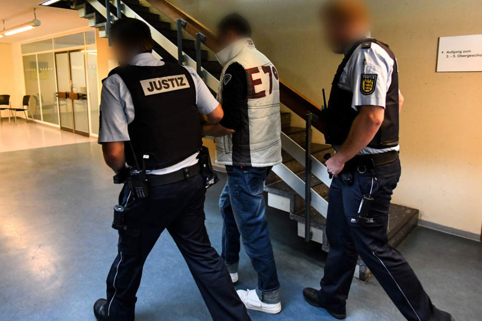 Der angeklagte Lebensgefährte (Mitte) will sich öffentlich äußern.