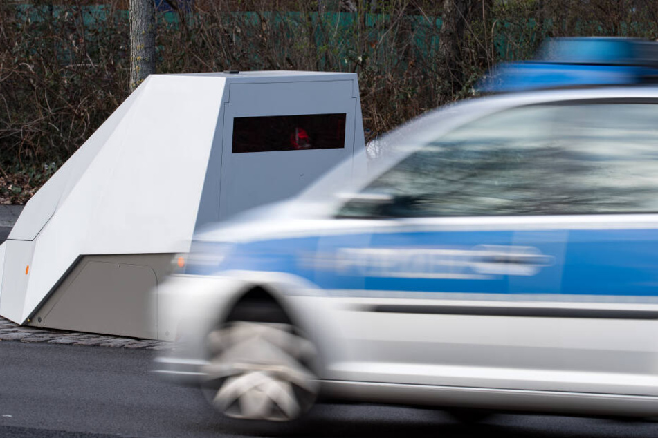 Da die Polizei die Blitzer regelmäßig kontrolliert, entdeckten sie den Mann bei seiner brandgefährlichen Aktion. (Symbolbild)