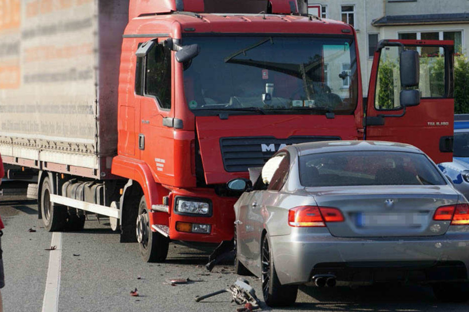 Die B96 wurde für die Unfallaufnahme voll gesperrt.