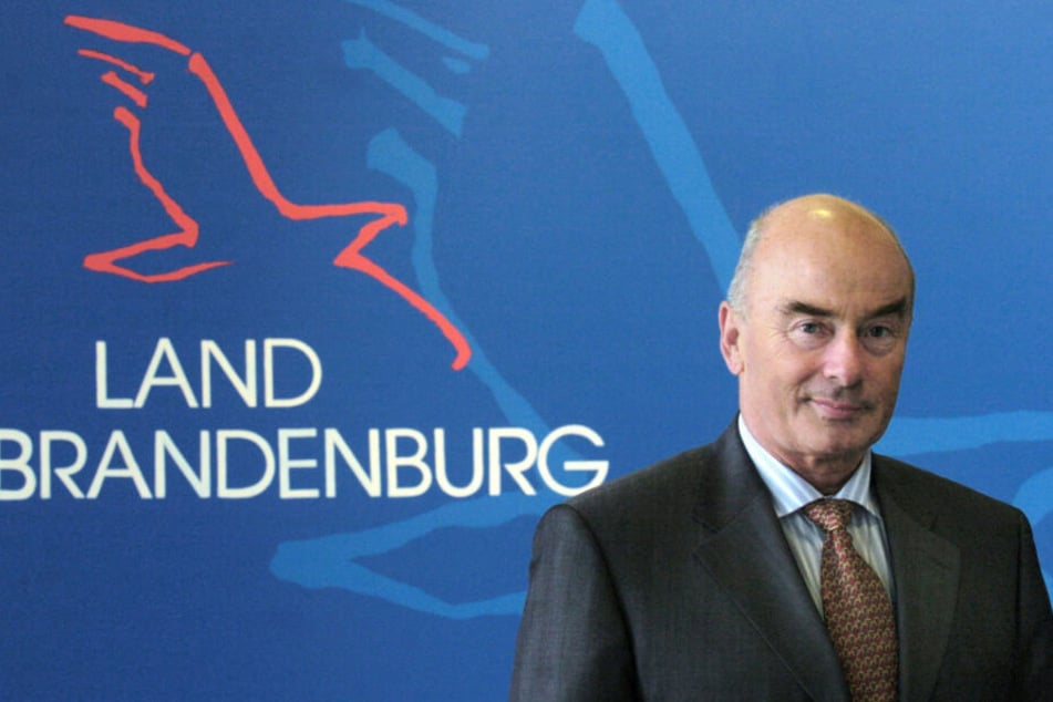 Jörg Schönbohm (CDU), ehemaliger Innenminister von Brandenburg, aufgenommen während eines Fototermines vor einer Grafik mit dem Schriftzug Land Brandenburg. (Archivbild)