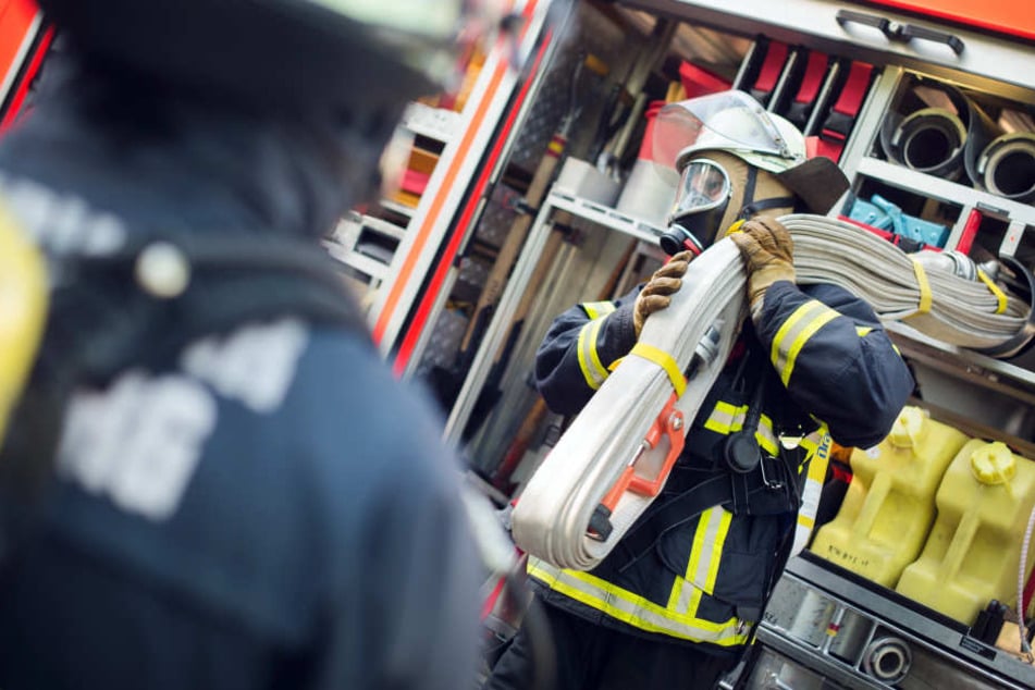 Mit Atemschutzmasken betraten die Feuerwehrleute das Haus. (Symbolbild)