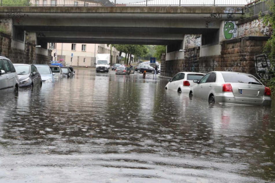 Leipzig säuft ab! Unwetter flutet zahlreiche Straßen und Unterführungen