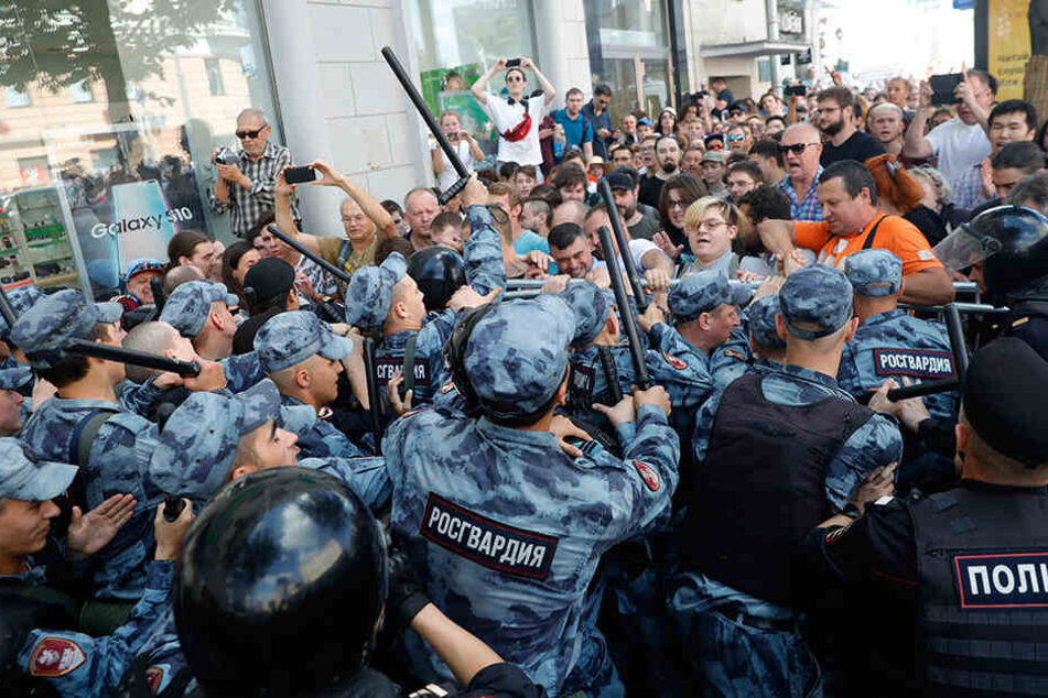 Demonstranten gerieten am Samstag mit der Polizei während einer nicht genehmigten Kundgebung im Zentrum von Moskau aneinander.