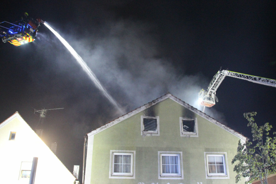 Ein Übergreifen auf die Nachbargebäude des eng bebauten Bereichs konnten die Feuerwehren verhindern.