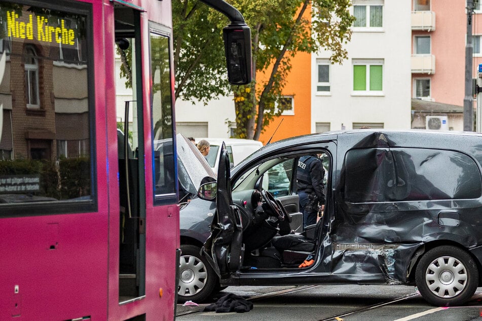 Schwerer Unfall in Frankfurt-Gallus: Eine Straßenbahn der Linie 21 rammte einen Mercedes frontal.