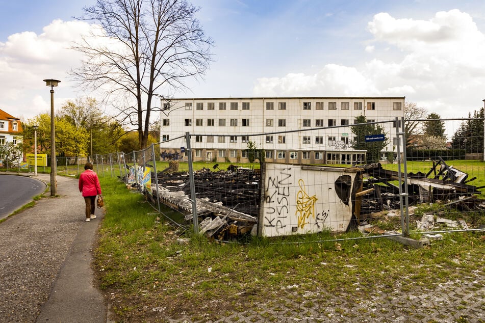 Die asbesthaltigen Brandreste liegen seit sechs Wochen ungeschützt an der Caspar-David-Friedrich-Straße in Strehlen herum, können sich damit weiter in der Umgebung verteilen.