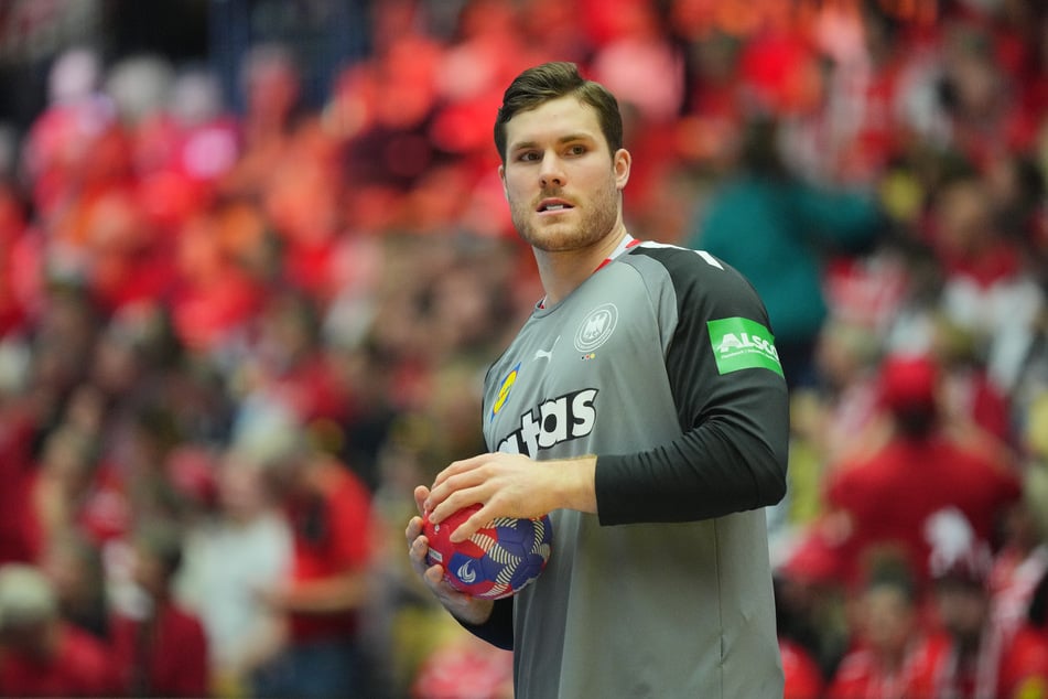 100 Länderspiele für die deutschen Handballer. Nationalspieler Johannes Golla (27) feiert gegen Tunesien ein rundes Jubiläum - zumindest offiziell.