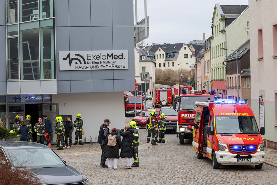 Die Feuerwehr wurde am Freitag zu einem Ärztehaus in Lichtenstein (Landkreis Zwickau) gerufen. Dort wurde ein Brandmelder ausgelöst.
