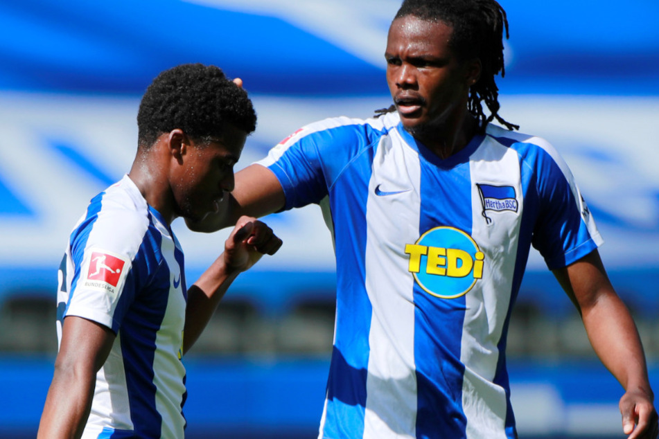Dedryck Boyata (29) jubelt mit Javairo Dilrosun (21) über seinen Treffer zum 1:0 gegen Augsburg.