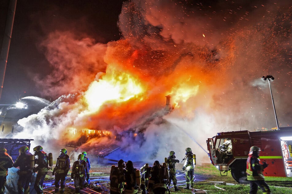 Zahlreiche Einsatzkräfte verhinderten eine Ausbreitung der Flammen auf andere Gebäude.