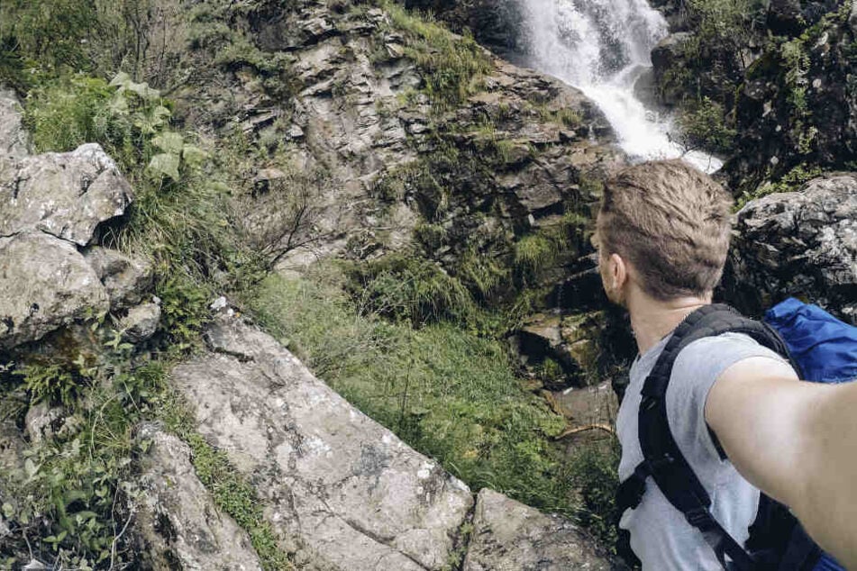 Er wollte ein Selfie machen – und stürzte in den Tod. (Symbolbild)
