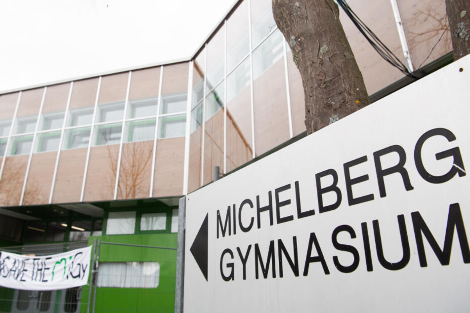 Am Michelberg-Gymnasium hängt ein Banner, auf dem steht: "Save the MiGy".