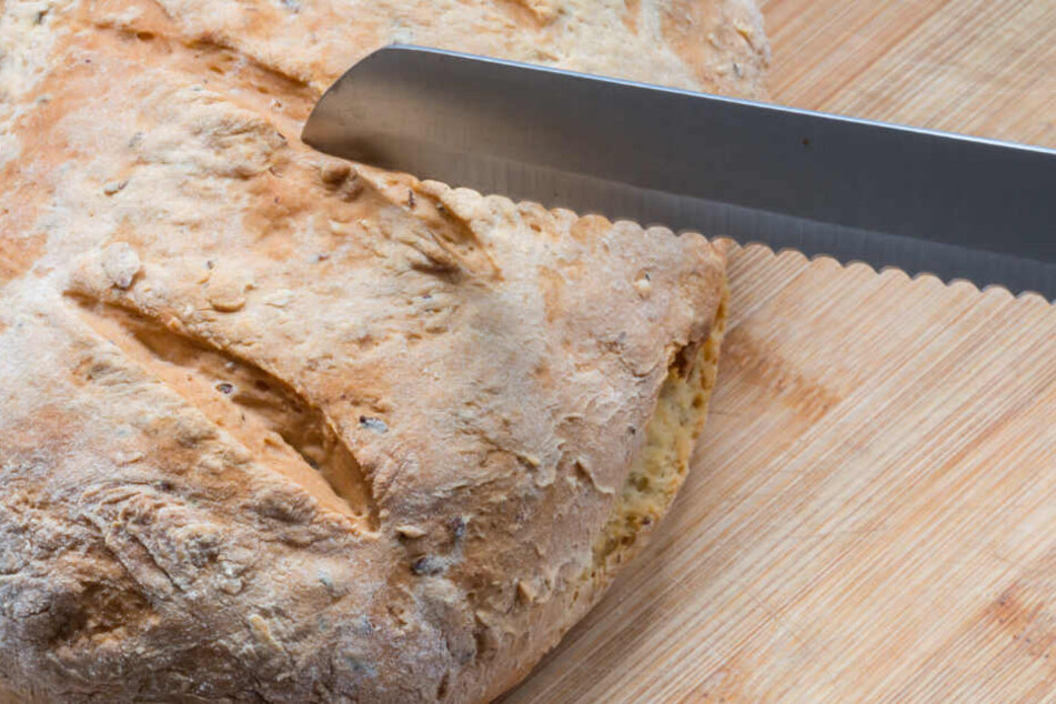 Beamten sicherten ein Brotmesser am Tatort (Symbolfoto).