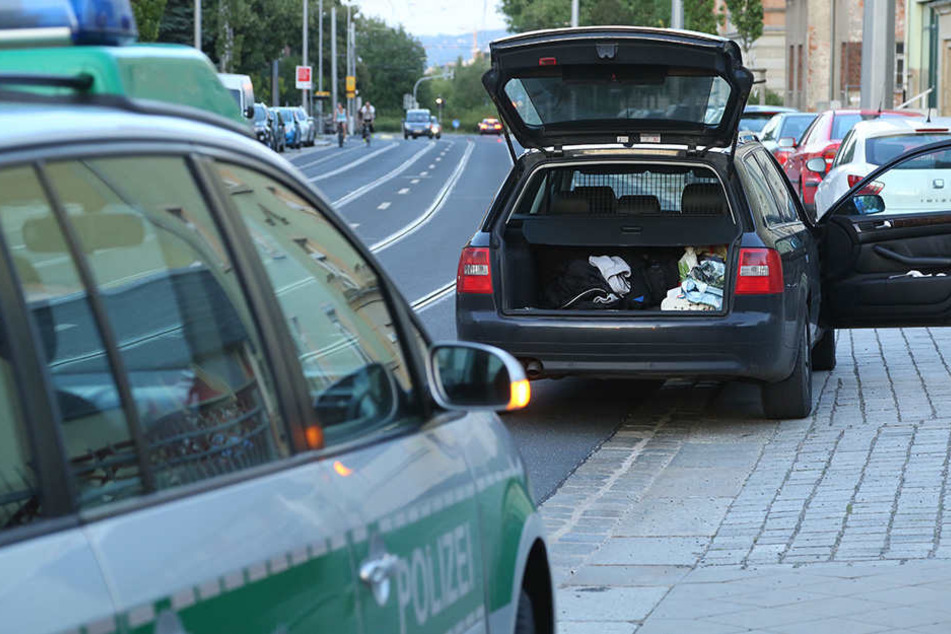 Auf der Pennricher Straße wurde der flüchtende Kriminelle dann von einem Fährtenhund aufgespürt. Die Beamten nahmen den Mann schließlich fest.