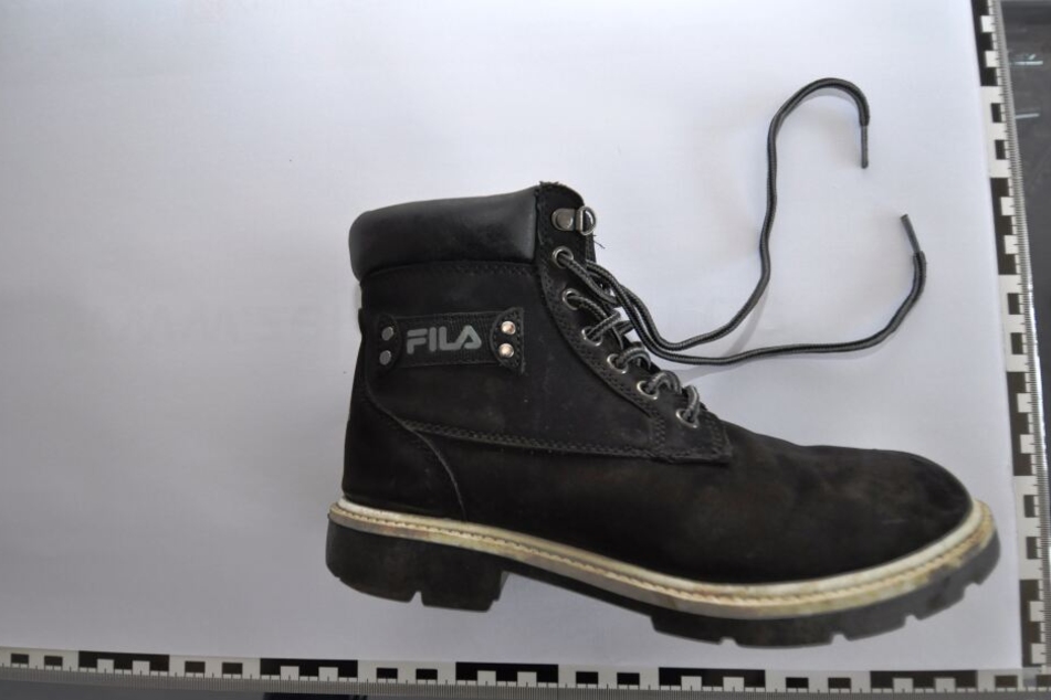 Mit diesen Fila-Schuhen war die Frau bekleidet.