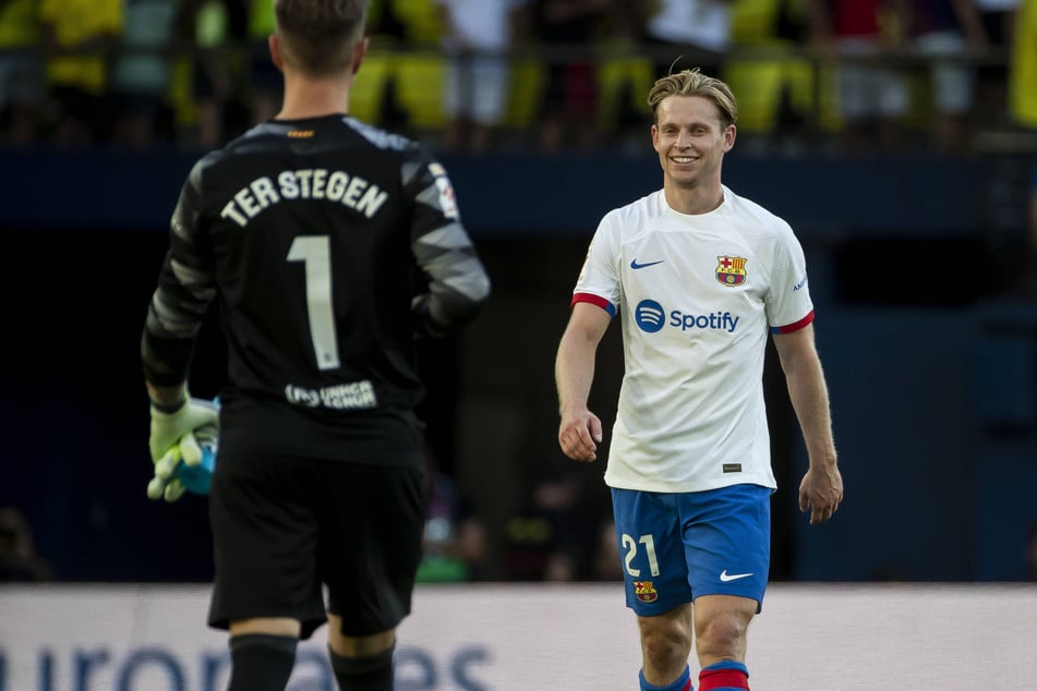 Frenkie de Jong (28, r.) soll sich für seinen derzeitigen Kapitän Marc-André ter Stegen (33) stark gemacht haben.