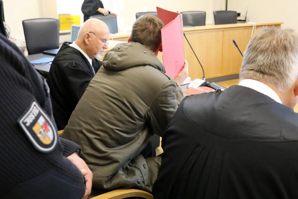 Der Stiefvater soll das Mädchen laut Anklage so misshandelt haben, dass es infolge der Verletzungen am 12.01.2019 starb.