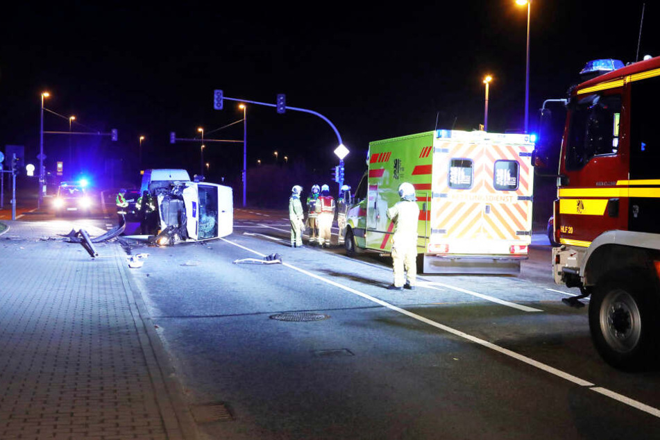 Ein Lichtmast auf dem Fußweg wurde bei dem Unfall umgemäht.