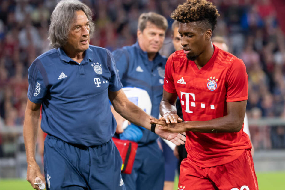 Der Münchner Kingsley Coman (r). wird nach einem Foul von Mannschaftsarzt Hans-Wilhelm Müller-Wohlfahrt behandelt.