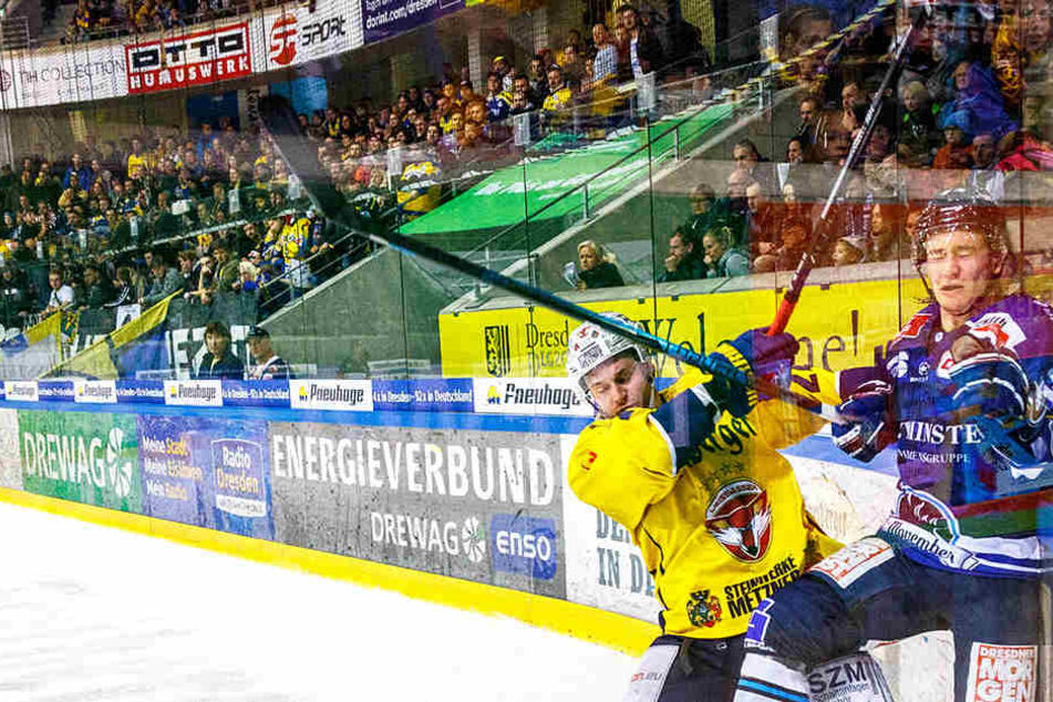Hoch die Stöcke! Eislöwe Timo Walther (r.) und Jakub Kania im Zweikampf an der Bande.