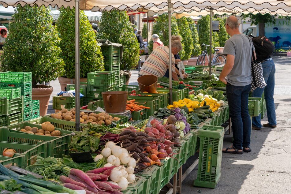 Frische, unverpackte Lebensmittel findet man auf dem Wochenmarkt. In Magdeburg gibt es sechs dieser Märkte. (Symbolbild)
