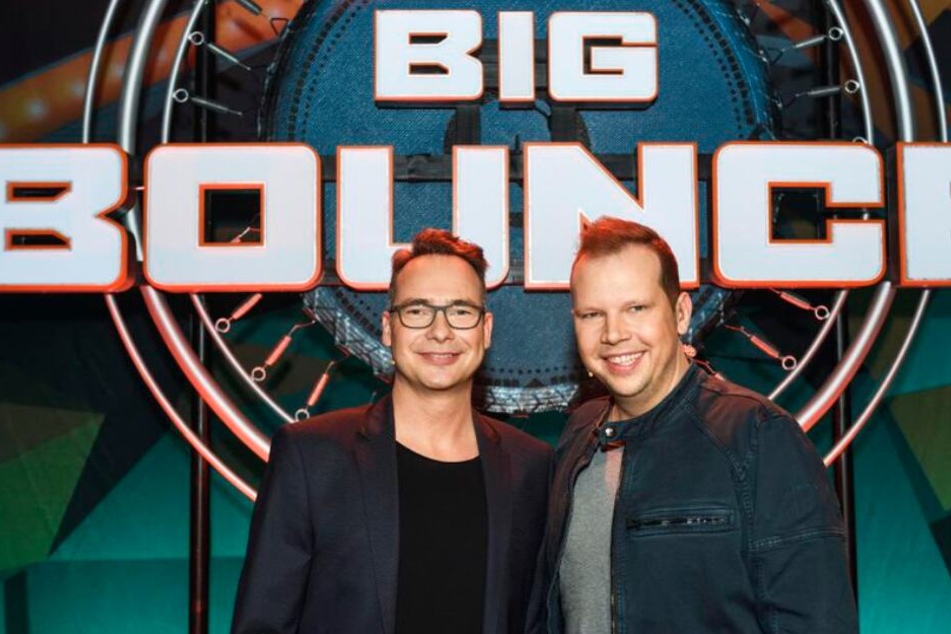 Matthias Opdenhövel (l. ) und Wolff-Christoph Fuss (r. ) moderieren die Trampolin-Show.