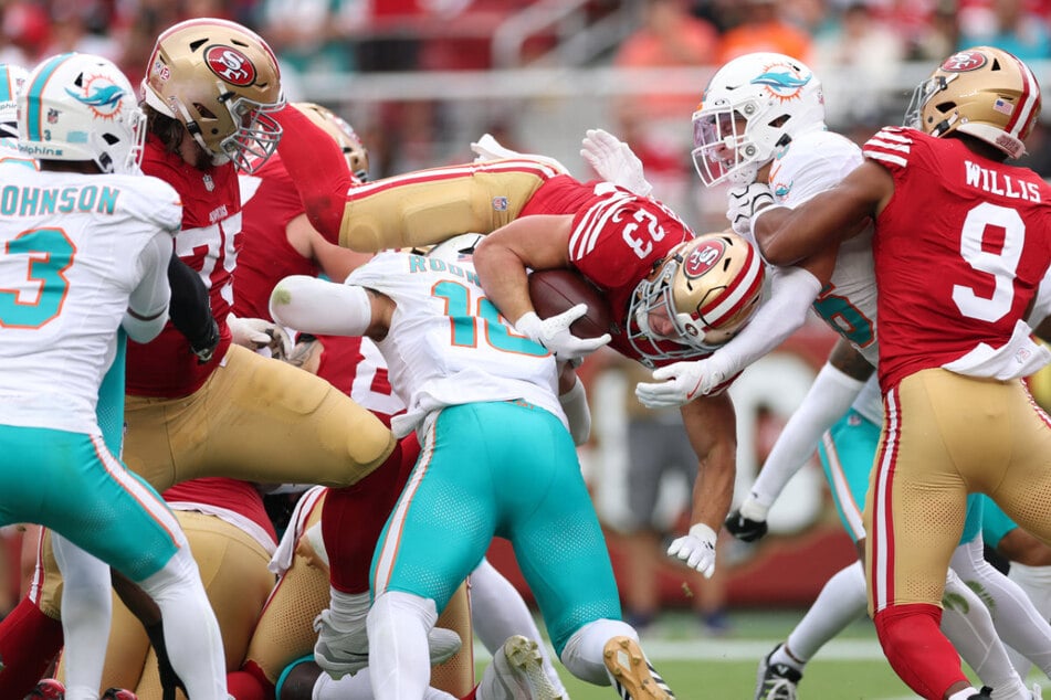 Springt zur neuen Bestmarke: Niners-Runningback Christian McCaffrey (M.) schaffte gegen die Dolphins seine Karriere-Touchdowns Nummer 99 und Nummer 100.