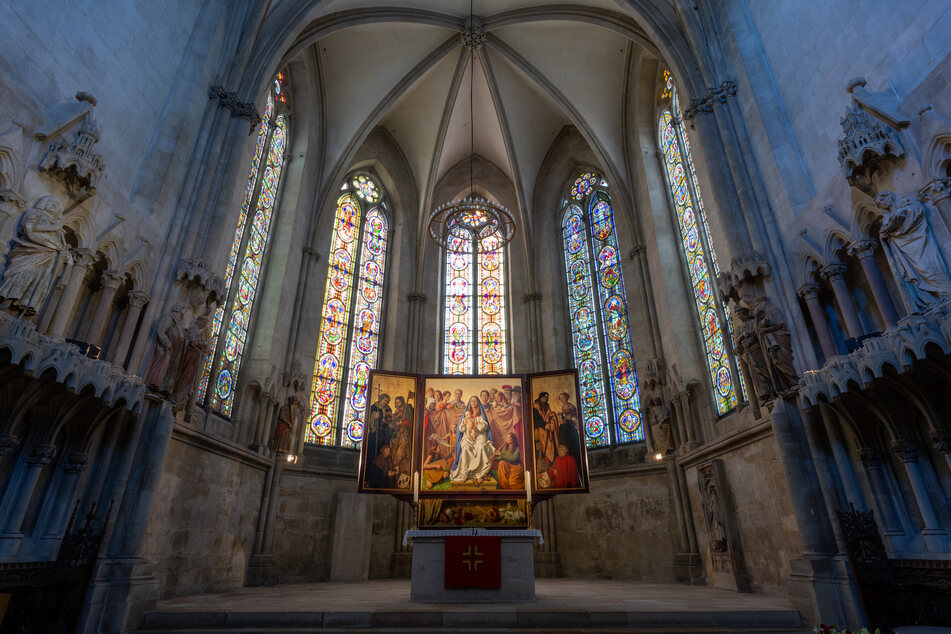 Der Altar mit seinem dreiflügligen Aufsatz ist im Dom zu Naumburg zu sehen.
