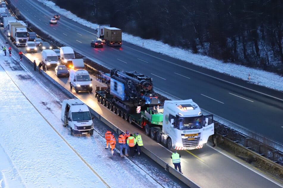 Unfall A3: Schwertransport bleibt auf A3 liegen: Verkehr staut sich auf etlichen Kilometern