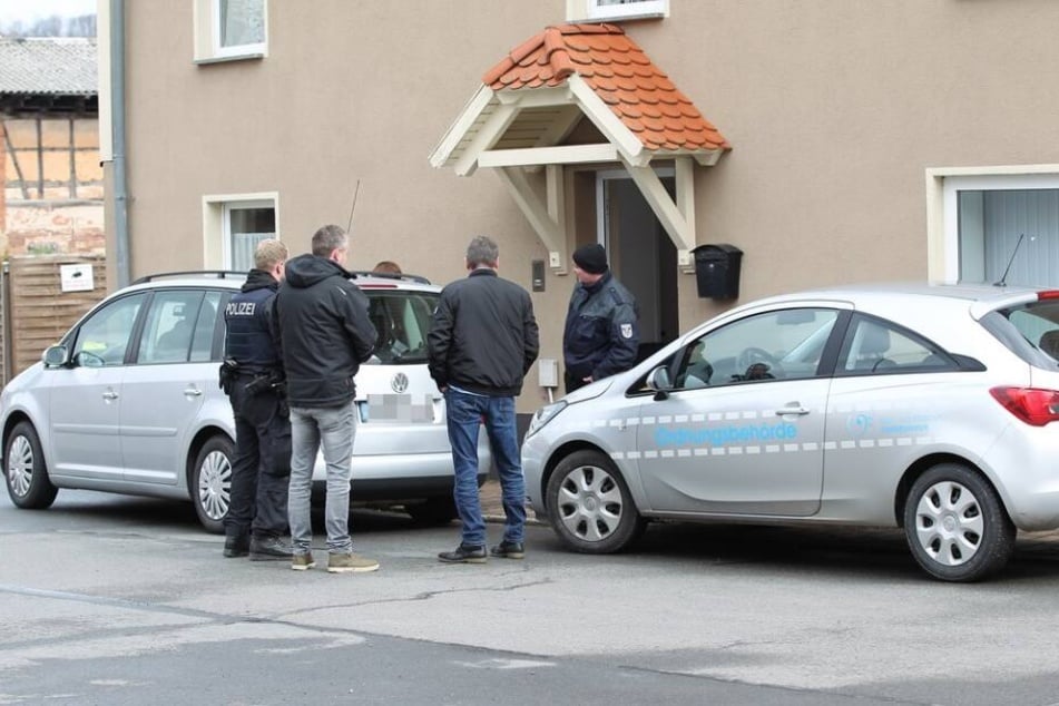 Die Polizei vor einem der Objekte, dass sie durchsuchte.