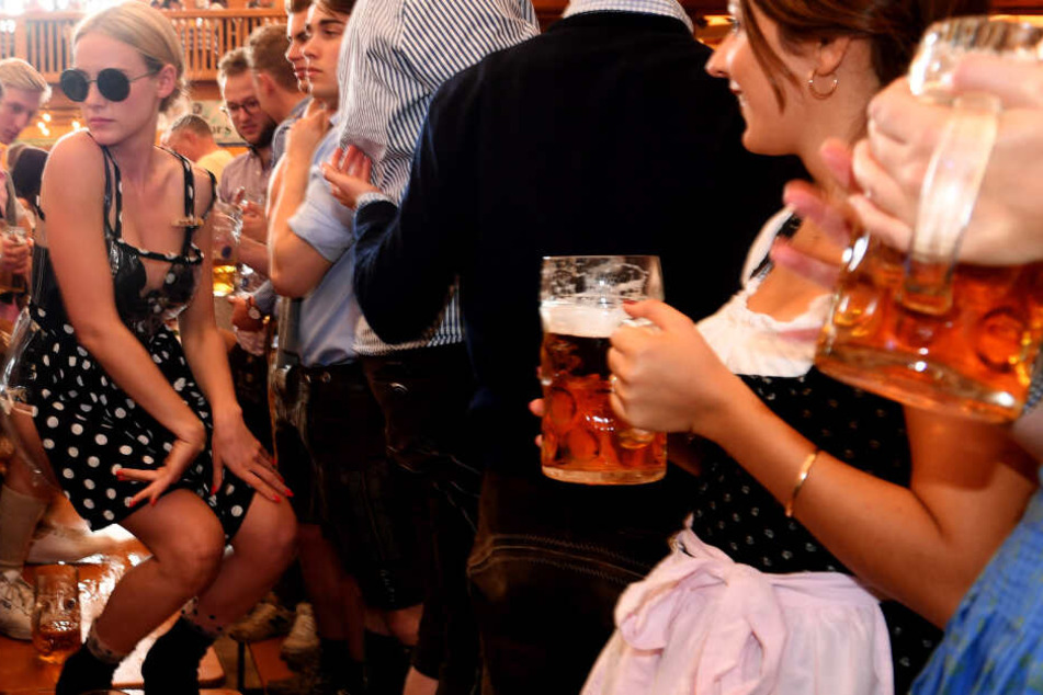 Auf der Wiesn soll ausgelassen gefeiert werden. Immer wieder kommt es jedoch auch zu Problemen. (Symbolbild)
