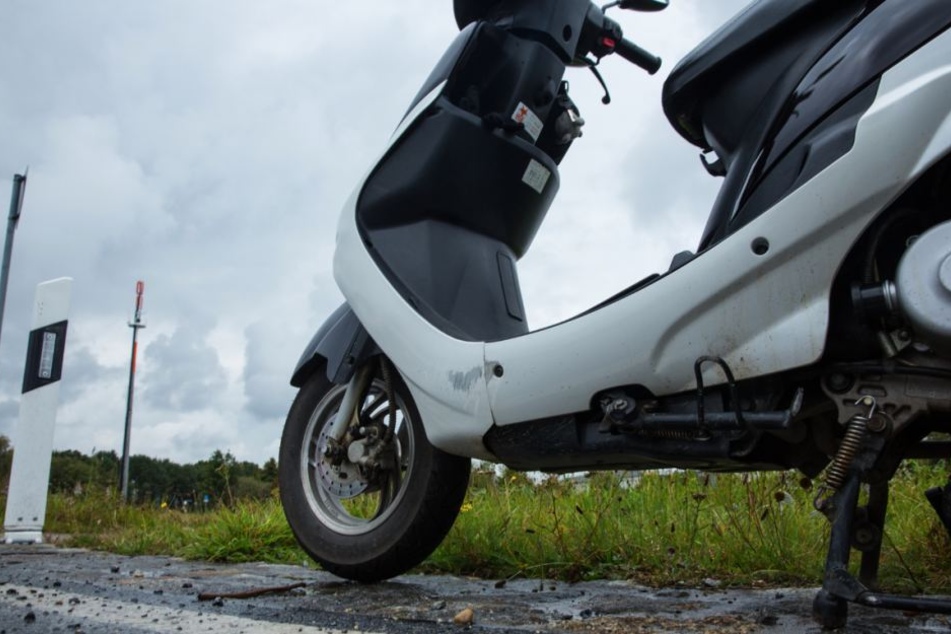 Bei Kamenz rutschte eine Fahrerin mit ihrem Roller aus. Sie überstand den Unfall glücklicherweise unverletzt.
